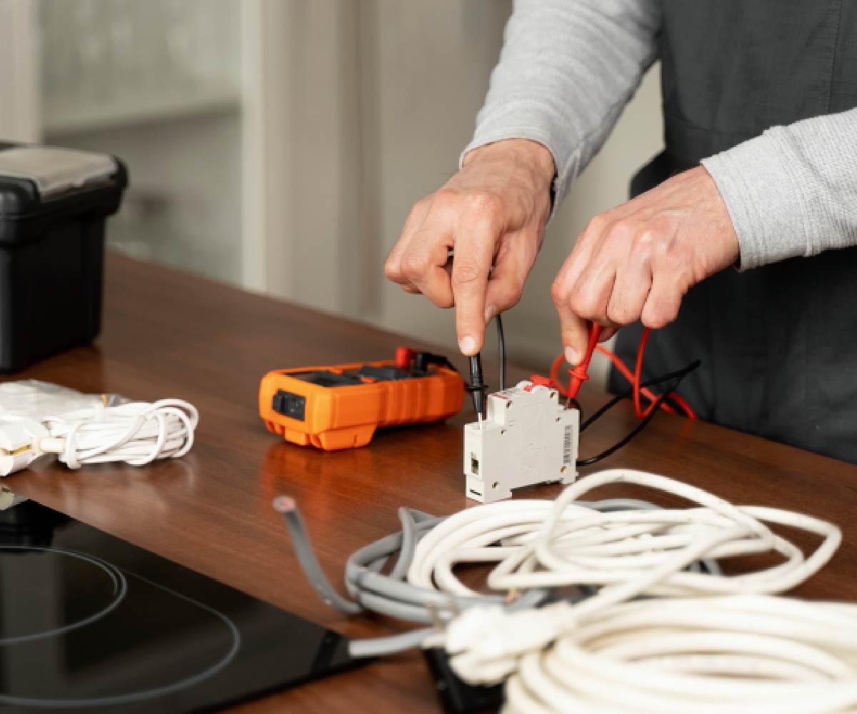 service-maintenance-worker-repairing